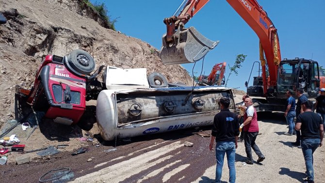 Mazot Tankeri 8 Metreden Alt Yola Uçtu: 2 Yaralı