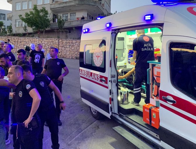 Yolda Yürüyen Genç Bacağından Bıçaklandı