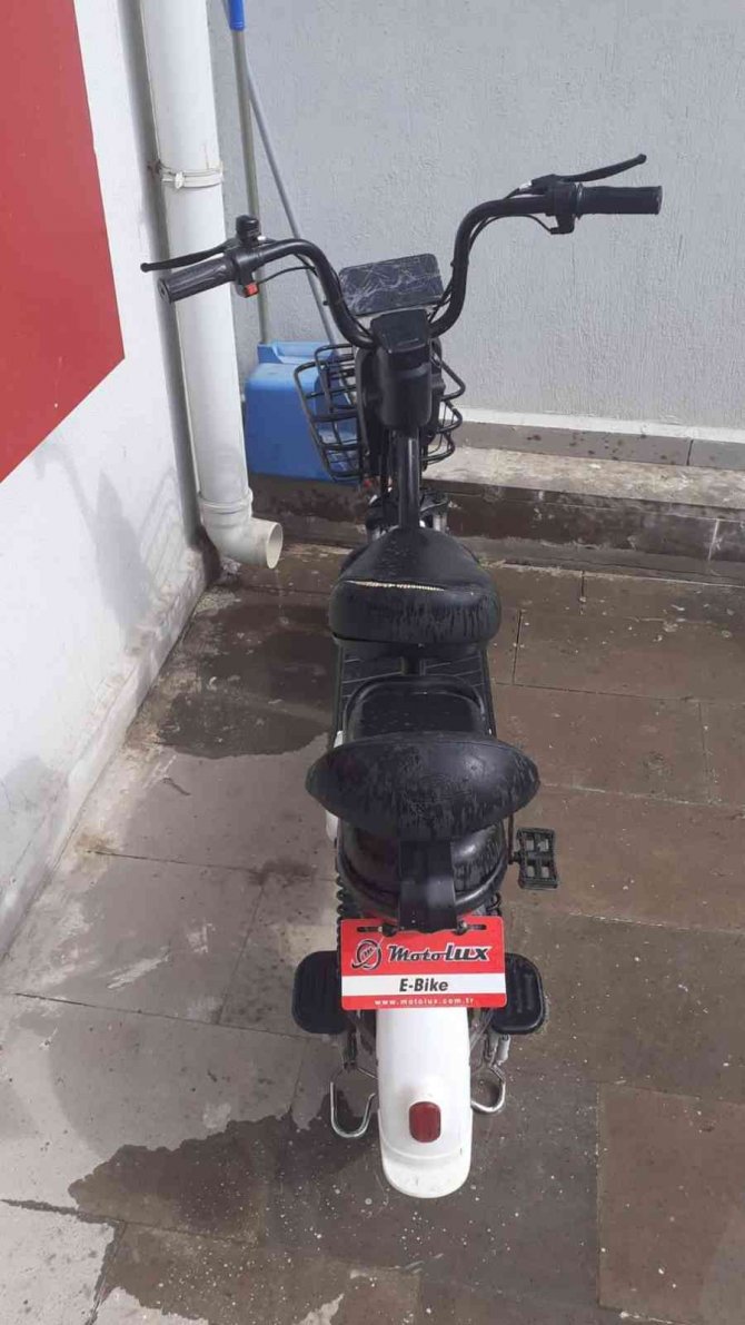 Satın Alacakmış Gibi Yapıp Kontrol Amaçlı Aldığı Motosiklet Ve Elektrikli Bisikleti Çaldı