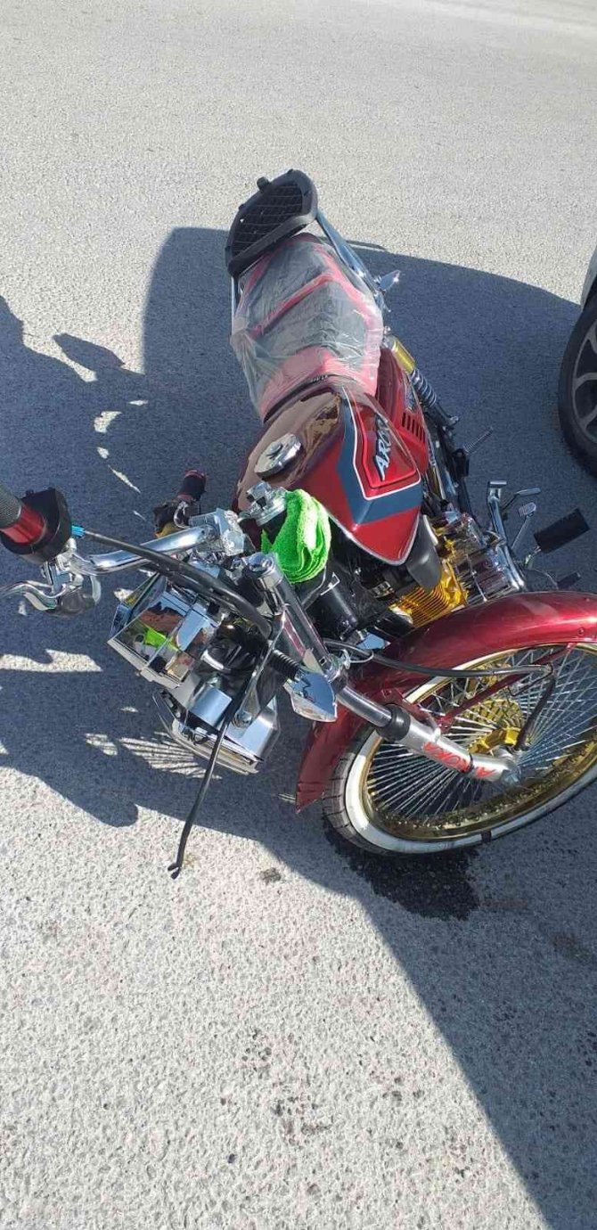 Otomobille Çarpışan Motosikletin Sürücüsü Yaralandı
