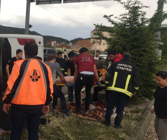 Antalya’da Romanya Uyruklu Turistleri Taşıyan Midibüs Devrildi: 22 Yaralı