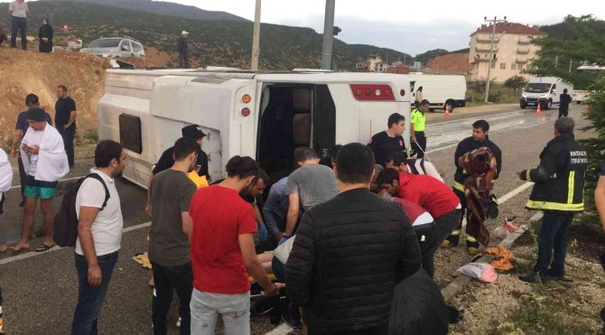 Antalya’da Romanya Uyruklu Turistleri Taşıyan Midibüs Devrildi: 22 Yaralı