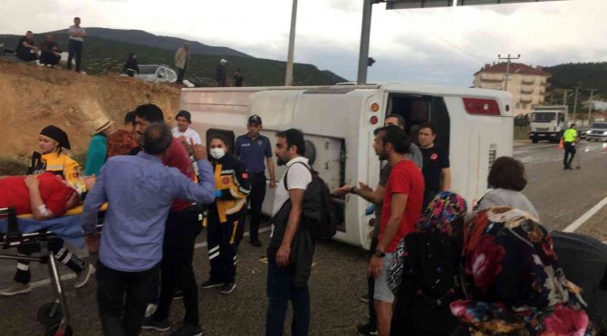 Antalya’da Romanya Uyruklu Turistleri Taşıyan Midibüs Devrildi: 22 Yaralı
