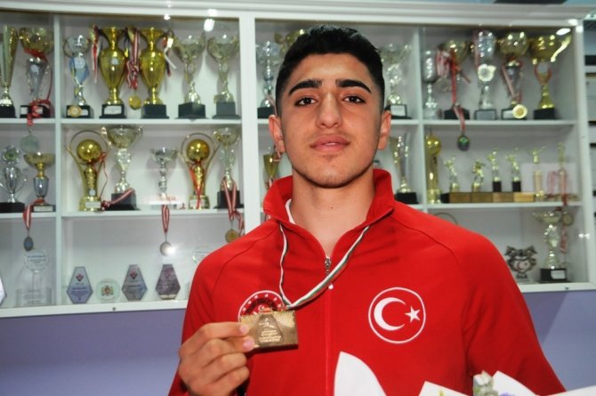 Wushu’da Avrupa Şampiyonu Olan Cizreli Milli Sporcu Baran Çelik, Okulunda Coşku İle Karşılandı
