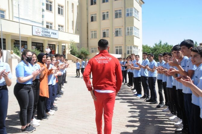 Wushu’da Avrupa Şampiyonu Olan Cizreli Milli Sporcu Baran Çelik, Okulunda Coşku İle Karşılandı