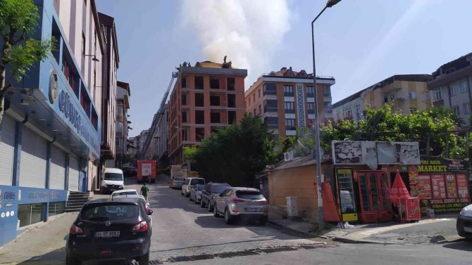 Yanan Çatıya Kovayla Su Atarak Müdahale Etmeye Çalıştılar