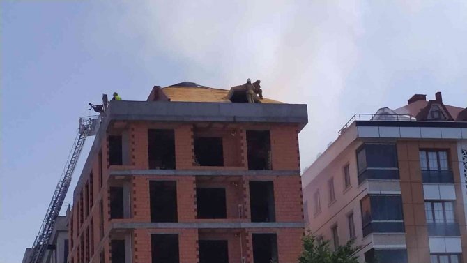 Yanan Çatıya Kovayla Su Atarak Müdahale Etmeye Çalıştılar