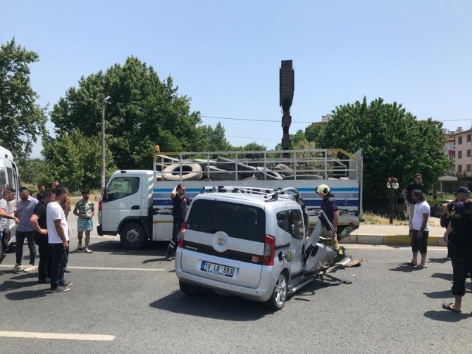 Kamyona Arkadan Çarpan Ticari Araç Hurdaya Döndü, Kazada Bir Kişi Yaralandı