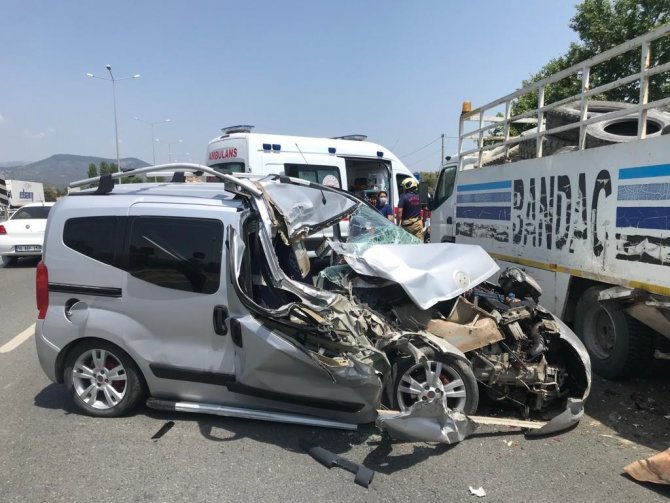 Kamyona Arkadan Çarpan Ticari Araç Hurdaya Döndü, Kazada Bir Kişi Yaralandı