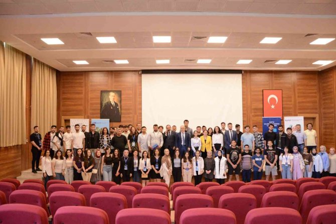 Öğrenciler Ve Mezunlar “8. Kariyer Ve İ̇stihdam Günleri”nde Bir Araya Geldi