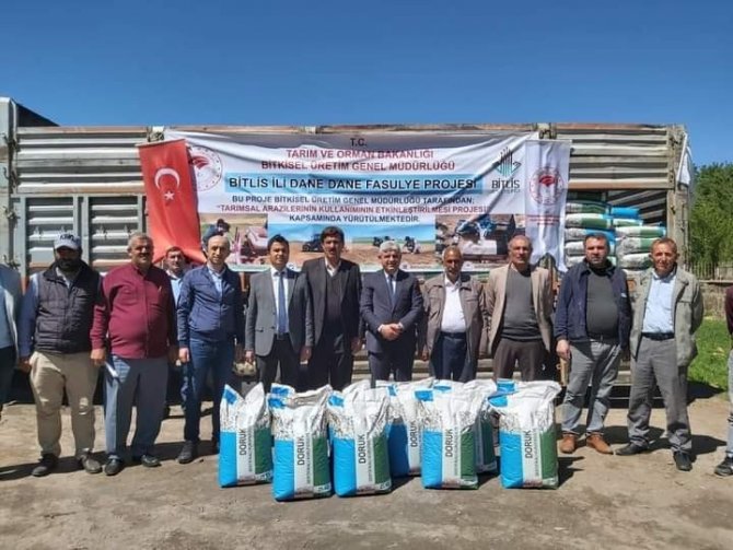 Güroymak’taki Çiftçilere Fasulye Tohumu Dağıtımı