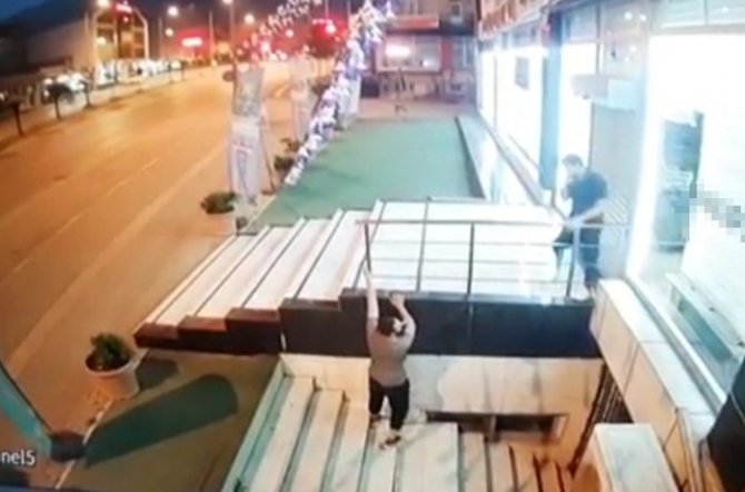 Hırsızlar Başladığı İşi Yarım Bırakmadı