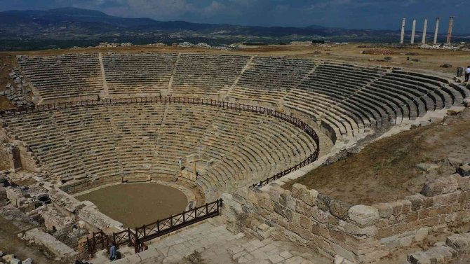 Batı Tiyatrosu’ndaki Değişim Göz Kamaştırdı