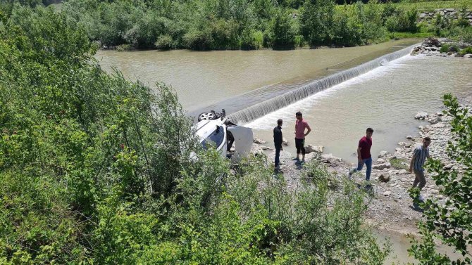 Kontrolden Çıkan Araç Dereye Düştü: 1 Kişi Halatla Kurtarıldı