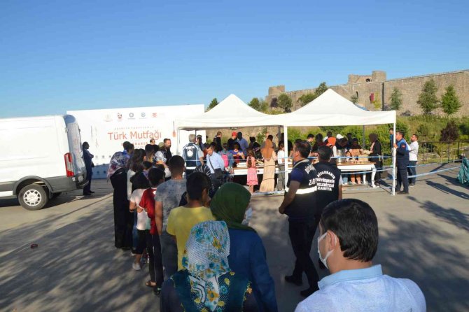 “Türk Mutfağı Haftası’nda Vatandaşlara Diyarbakır Lezzetleri İkram Edildi