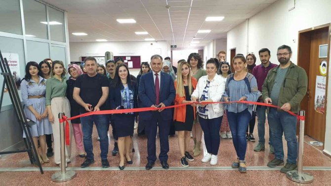 Fü’de Öğrencilerin Yaptığı Resimler Sergilendi