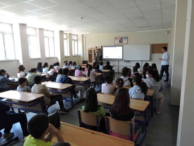 Elazığ’da Polis, 160 Öğrenciye Eğitim Verdi