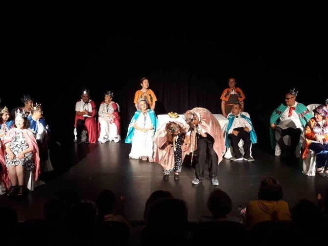 Engelsiz Tiyatrodan Salon Dolduran Performans