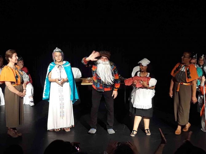 Engelsiz Tiyatrodan Salon Dolduran Performans