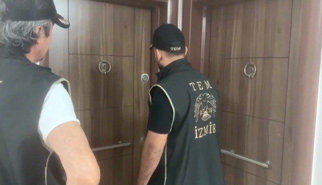 İ̇zmir’de Fetö’nün Hücre Evlerine Baskın: 21 Gözaltı