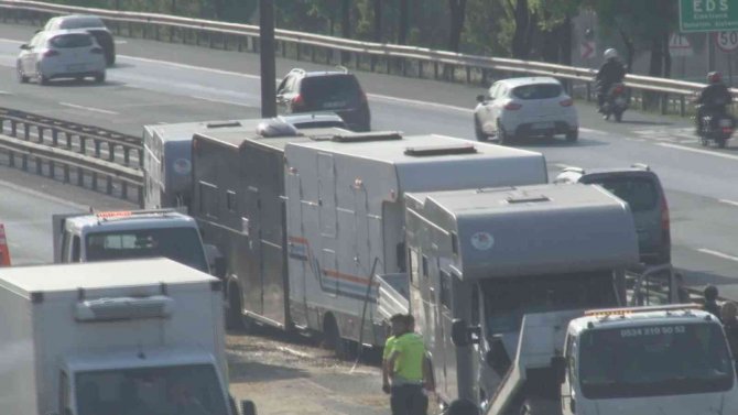 Film Çekimine Giden Karavan Zincirleme Trafik Kazasına Neden Oldu