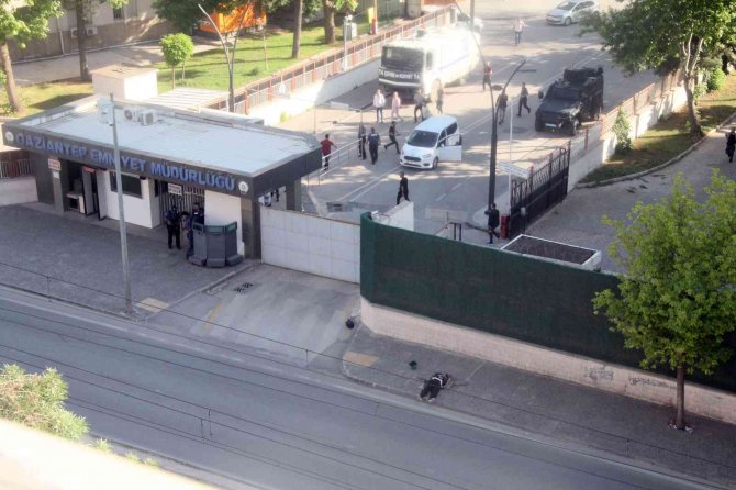 Bomba İmha Ekipleri Şahsın Üzerinde Bomba Araması Yapıyor
