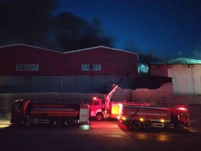 Gaziantep’teki Fabrika Yangını 4 Saatte Kontrol Altına Alındı