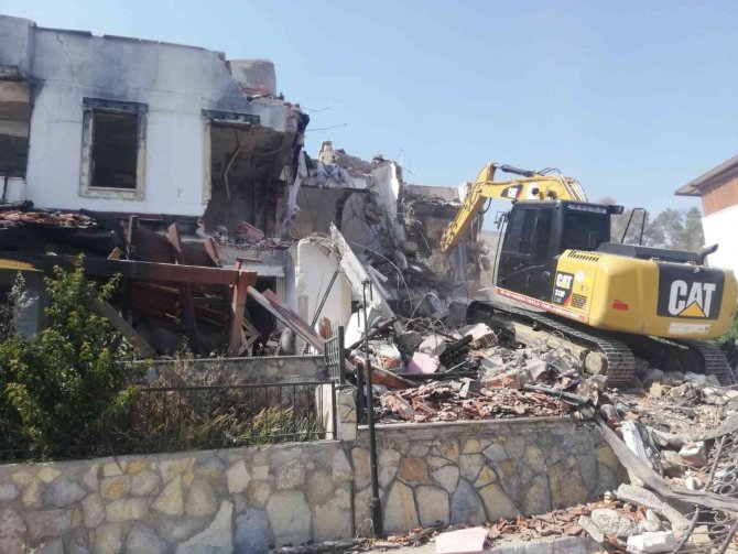 Milas’ta Yangında Ağır Hasar Gören Yapılar Yıkılıyor