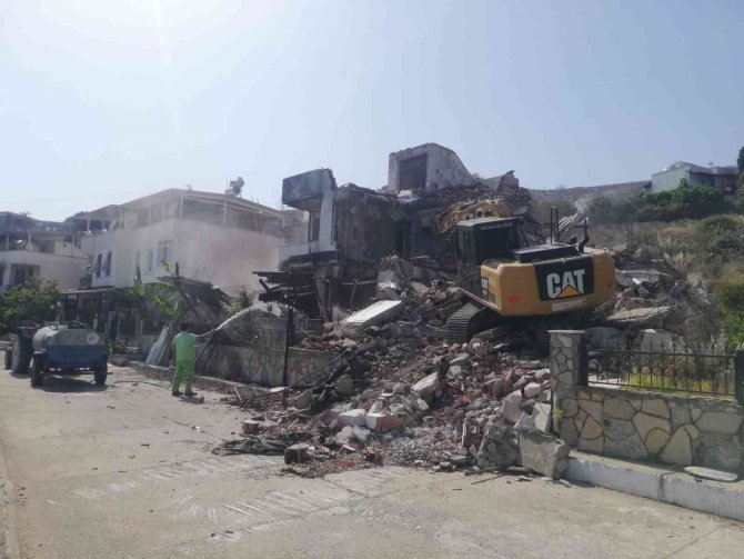 Milas’ta Yangında Ağır Hasar Gören Yapılar Yıkılıyor