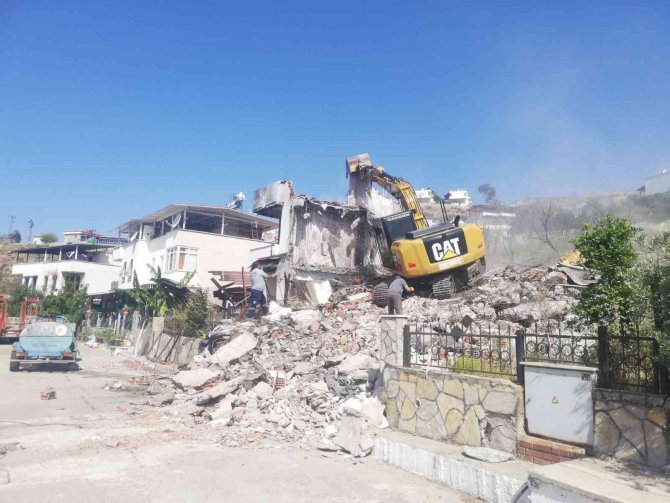 Milas’ta Yangında Ağır Hasar Gören Yapılar Yıkılıyor
