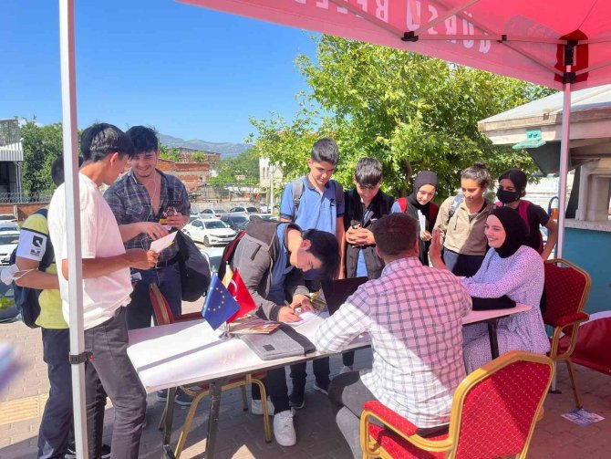 Gençlik İstasyonu Gençlerin Vizyonuna Yön Veriyor