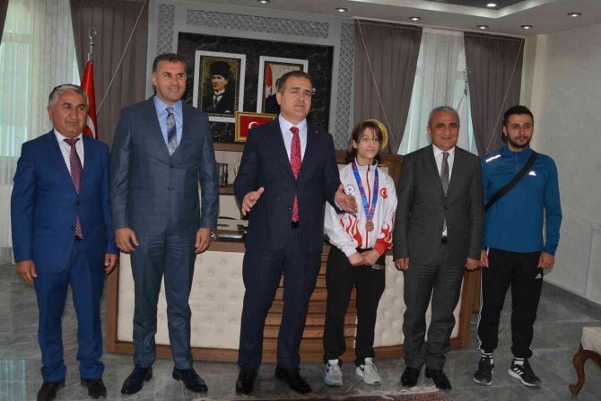 Vali Akbıyık, Dünya Üçüncüsü Abi’yi Kabul Etti