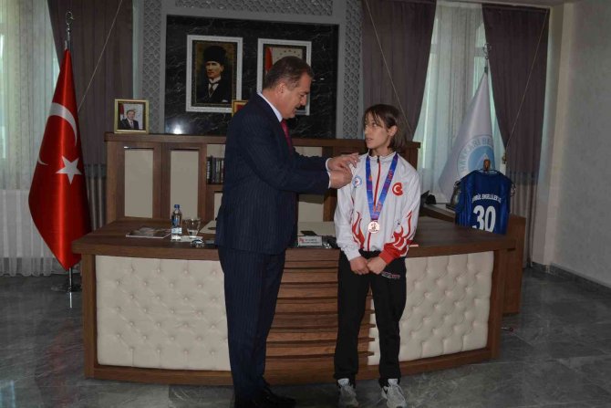 Vali Akbıyık, Dünya Üçüncüsü Abi’yi Kabul Etti