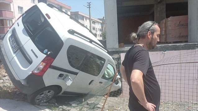 Direksiyon Başında Kalp Krizi Geçiren Sürücü Kaza Yaptı