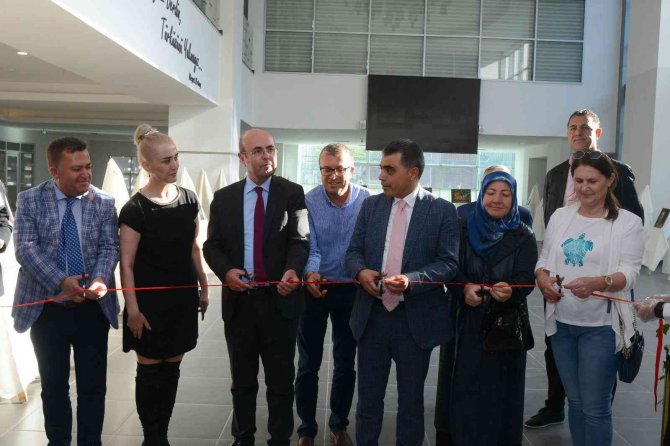 Hobi Olarak Başladığı Resimde İlk Kişisel Sergisini Açtı
