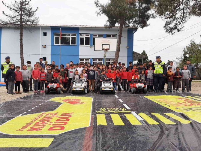 Kırsal Mahalle Çocuklarına Trafik Eğitimi