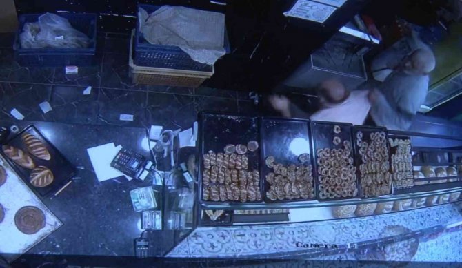 Pendik’te 4 Liralık Simidi Pahalı Buldu, Fırıncıyı Darbetti