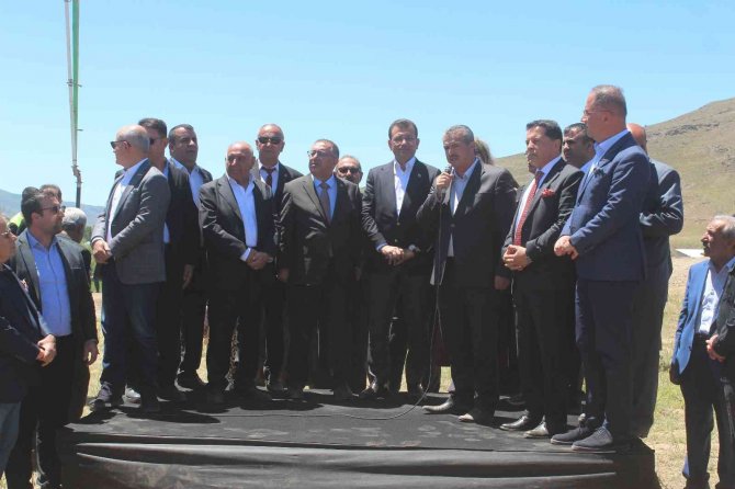 İ̇bb Başkanı İ̇mamoğlu, Van’da Caminin Temel Atma Törenine Katıldı