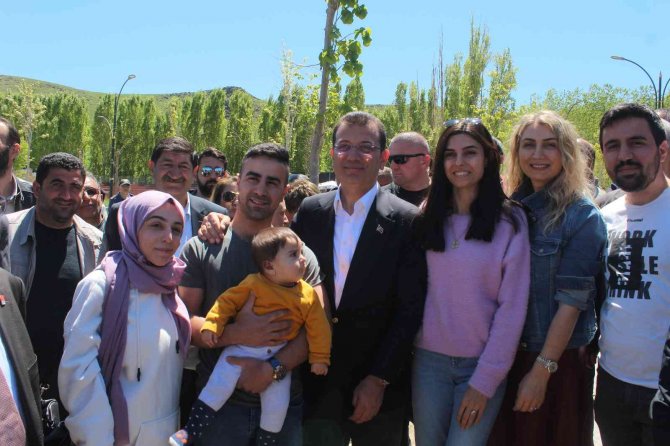 İ̇bb Başkanı İ̇mamoğlu, Van’da Caminin Temel Atma Törenine Katıldı