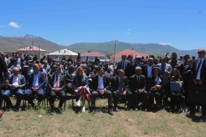 İ̇bb Başkanı İ̇mamoğlu, Van’da Caminin Temel Atma Törenine Katıldı