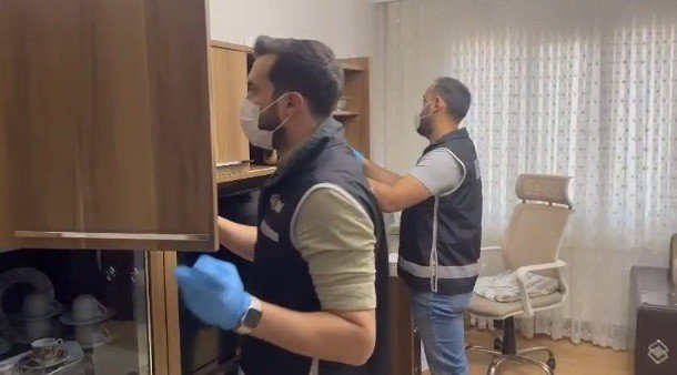 İ̇zmir’deki Fetö Operasyonunda 5 Tutuklama