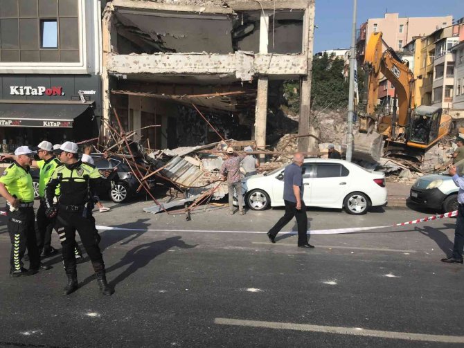 Kadıköy’de Bir Metruk Binanın Yıkımı Esnasında Duvarın Yıkılmasıyla Çökme Meydana Geldi. Duvarın Çökmesiyle 3 Araç Hasar Aldı. Olay Yerinde Ekiplerin Çalışması Sürüyor.