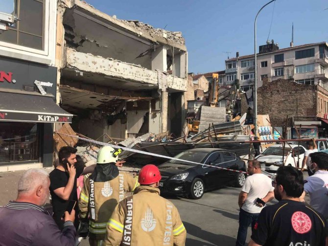 Kadıköy’de Bir Metruk Binanın Yıkımı Esnasında Duvarın Yıkılmasıyla Çökme Meydana Geldi. Duvarın Çökmesiyle 3 Araç Hasar Aldı. Olay Yerinde Ekiplerin Çalışması Sürüyor.