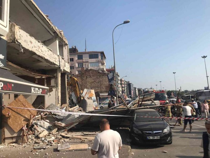 Kadıköy’de Metruk Binada Çökme Meydana Geldi, 3 Araç Hasar Aldı
