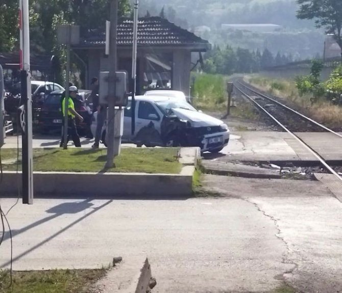 Otomobil Hemzemin Geçitte Trenle Çarpıştı: 1 Yaralı