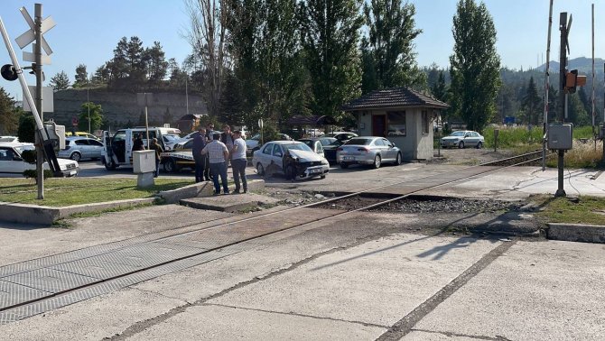 Otomobil Hemzemin Geçitte Trenle Çarpıştı: 1 Yaralı
