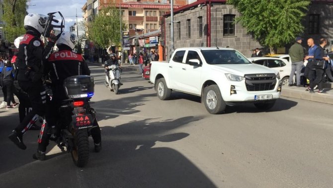 Kars’ta Liseli Kızların Kavgası Kamerada