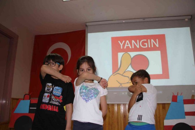 Kartal’da Çocuk Gelişim Merkezi’ndeki Öğrencilere Yangın Eğitimi Verildi