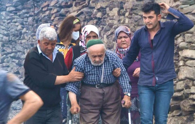 Aynı Köyde 3 Ayda İkinci Yangın: 2 Ev Kullanılmaz Hale Geldi