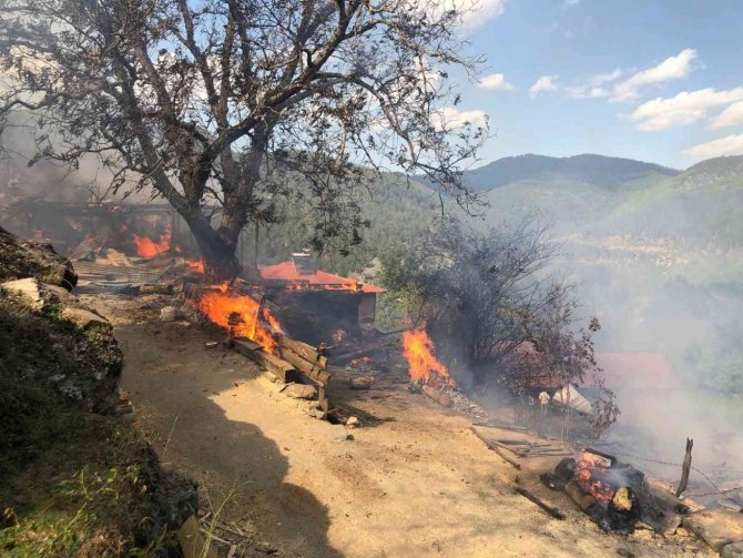Aynı Köyde 3 Ayda İkinci Yangın: 2 Ev Kullanılmaz Hale Geldi